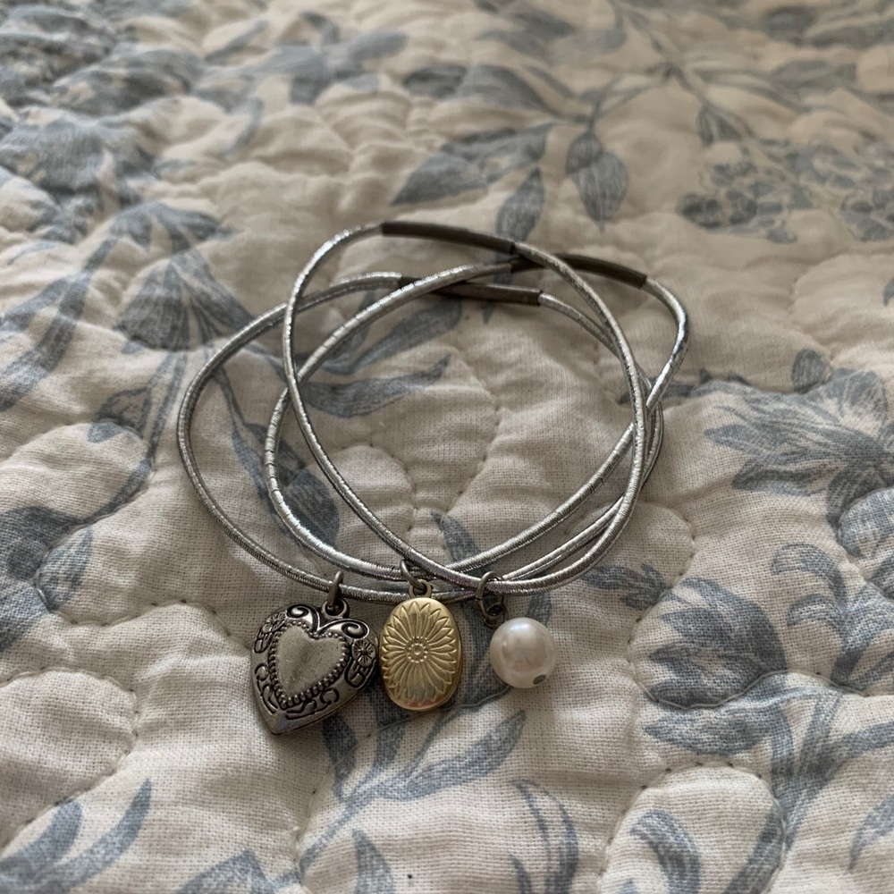 Aeropostale Elastic Charm Bracelet Set